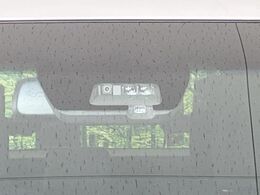 【三菱e-Assist】走行中に前方の車両等を認識し、衝突しそうな時は警報とブレーキで衝突回避と被害軽減をアシスト。より安全にドライブをお楽しみいただけます。