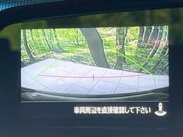 【バックカメラ】駐車時に後方がリアルタイム映像で確認できます。大型商業施設や立体駐車場での駐車時や、夜間のバック時に大活躍！運転スキルに関わらず、今や必須となった装備のひとつです！