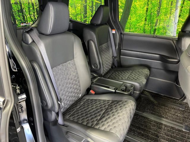 高品質なオリジナルフロアマットもオプションにてご用意しております。お好きなデザインやカラーをお車に合わせて選んでいただくことができます♪