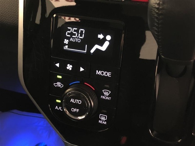 オートエアコンです。車内を快適な状態に自動調整してくれます。また、駐車時などイグニッションOFF状態の時に外気モードになるので、車内のこもり臭を防いでくれます。