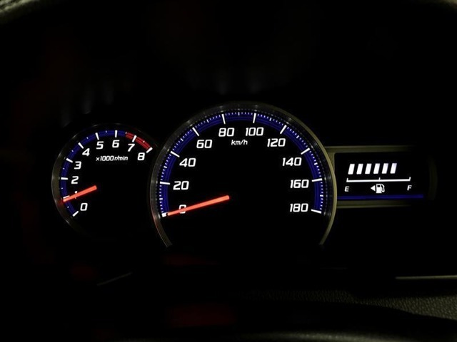 昼間でも見やすいオプティトロンメーターです。運転席前に配置し、フードを低く抑えることで運転中の視界の邪魔にならないので、視界も良好です！