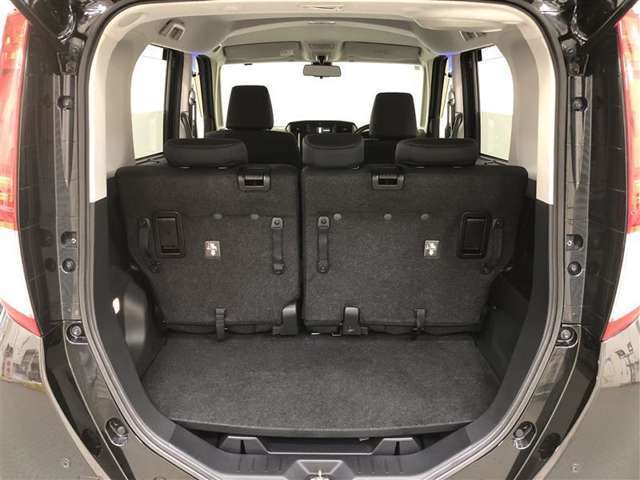 ラゲージスペースは、幅広いバックドア開口部と低い荷室フロア高で、重い荷物もラクに積み下ろし可能です！