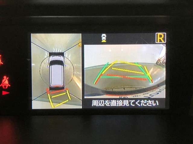 《パノラマモニター》車両の前後左右に搭載した4つのカメラにより、クルマを真上から見ているような映像を表示。運転席から確認しづらい車両周辺の状況の把握が可能です。
