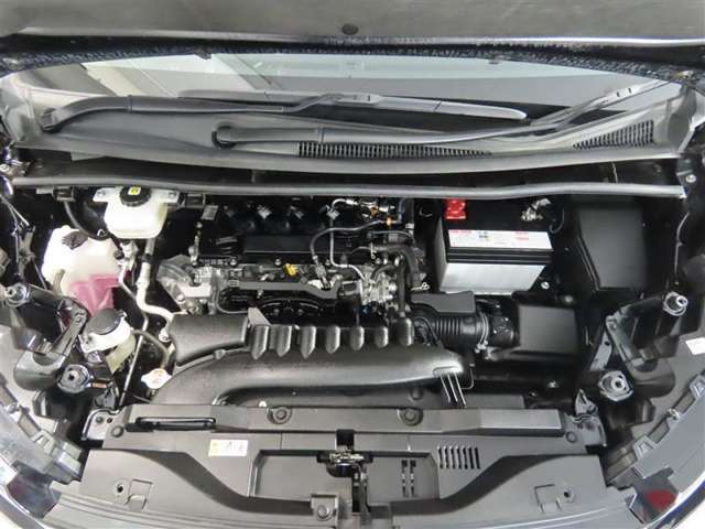 車にとって、とても大切な部分のエンジンルーム。綺麗に清掃済みで安心です。