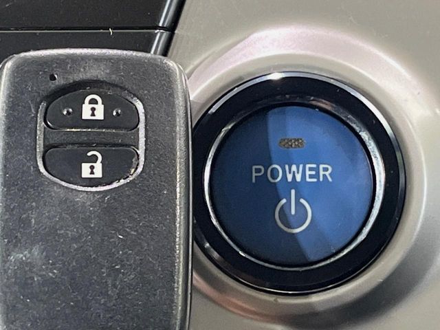 【スマートキー】カバンやポケットに入れたままでもドアの施錠・解錠が可能なスマートキーを装備。エンジンのオン・オフ時もカギを取り出す必要が無いからとっても便利です♪
