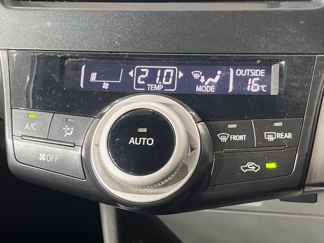 【オートエアコン】一度お好みの温度に設定すれば、車内の温度を検知し風量や温度を自動で調整。暑い…寒い…と何度もスイッチ操作をする必要はありません。快適な車内空間には必須の機能ですね♪