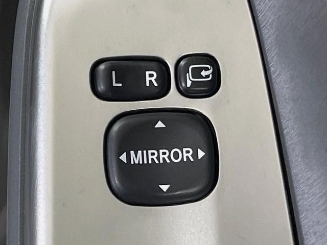 【電動格納ミラー】サイドミラーは電動格納式となっており、狭い駐車場でもキズがつくリスクを抑えられます。
