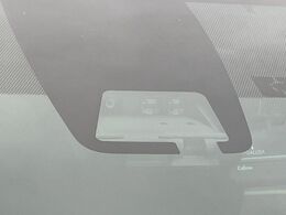 【プリクラッシュセーフティ】前方の車両等を検知し、衝突しそうな時は警報で注意を促し、ブレーキを踏む力をサポート。ブレーキを踏めなかった場合は衝突被害軽減ブレーキが作動、衝突回避をサポートします。