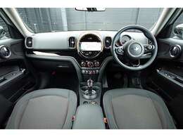 飛行機のコックピットをイメージした運転席周りはオシャレさ、機能性良しです！