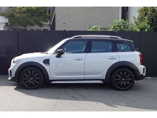 サイドスカットルとはフロントフェンダー上部についているサイドウィンカー部の事を言います。こちらのパーツはカスタム可能で最大で11種類の純正アクセサリーからお好みでお選びいただけます。