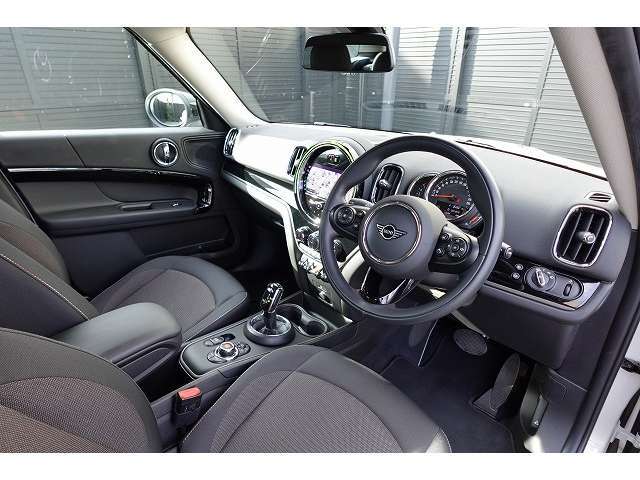 飛行機のコックピットをイメージした運転席周りはオシャレさ、機能性良しです！