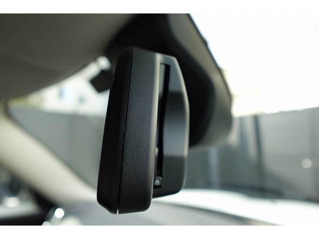 【ETC一体型ルームミラー】視認性の高いルームミラー。自動防眩機能も付いています。ミラー裏側部分にETC内臓車載器を搭載しておりスタイリッシュかつ機能性を兼ね備えております。