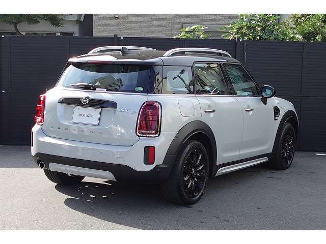 まずはご連絡をください！お車詳細や展示状況はMINI NEXT城東鶴見06-6933-3298まで。