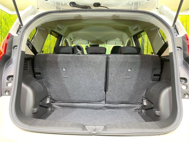 積み下ろしのしやすいデッキにはたっぷりと荷物を積み込んでいただけます。遊びから仕事まで、様々なシーンで頼れます♪