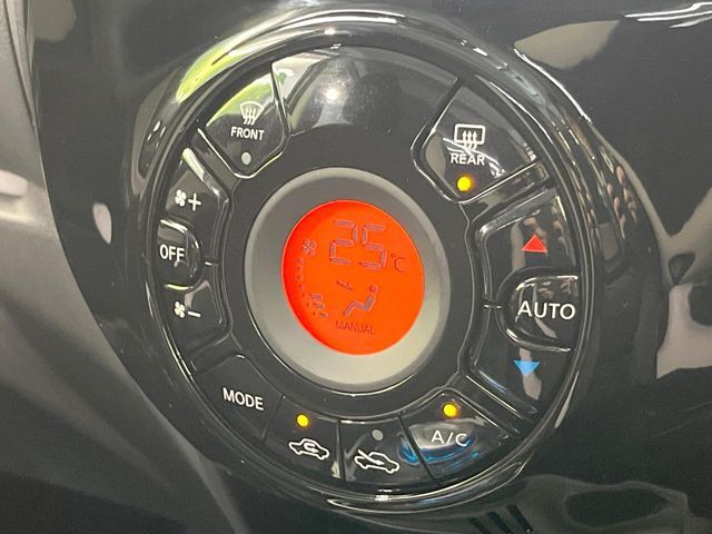 【オートエアコン】一度お好みの温度に設定すれば、車内の温度を検知し風量や温度を自動で調整。暑い…寒い…と何度もスイッチ操作をする必要はありません。快適な車内空間には必須の機能ですね♪