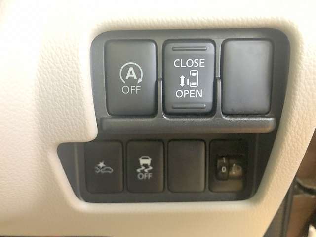 自動ドアのスイッチも運転席にあり安全確認をしながらの操作が出来ます。挟み込み防止もあり小さなお子様がいても安心です！