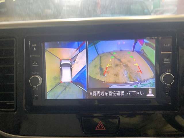 全周囲モニター付き！フロントカメラ＆サイドカメラ＆バックカメラ等、周囲の安全を確認出来る優れもの！小道から出る場合や、狭い道での幅寄せや車庫入れ等も安心してできますね！