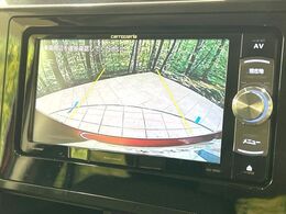 【バックカメラ】駐車時に後方がリアルタイム映像で確認できます。大型商業施設や立体駐車場での駐車時や、夜間のバック時に大活躍！運転スキルに関わらず、今や必須となった装備のひとつです！