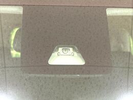 【スマートアシスト】走行中に前方の車両等を認識し、衝突しそうな時は警報とブレーキで衝突回避と被害軽減をアシスト。より安全にドライブをお楽しみいただけます。