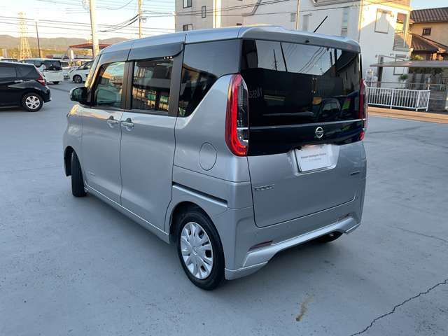 プライバシーガラス。これがあれば後部座席の中が見えにくくなります。