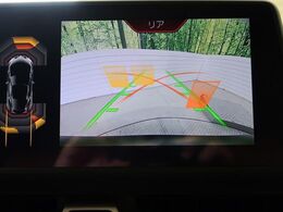 【バックカメラ】駐車時に後方がリアルタイム映像で確認できます。大型商業施設や立体駐車場での駐車時や、夜間のバック時に大活躍！運転スキルに関わらず、今や必須となった装備のひとつです！