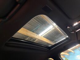 【サンルーフ】開放感たっぷりの希少装備、サンルーフが装着されています！車内に明かりを取り入れたり景色を楽しむ以外にも、車内の空気も簡単に換気できて快適です！