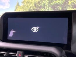 【12.3インチディスプレイオーディオ】スマートフォンと連携が可能な大画面ディスプレイオーディオです。スマートフォンのナビ機能を使用したり、Bluetooth接続で音楽もお楽しみいただけます！