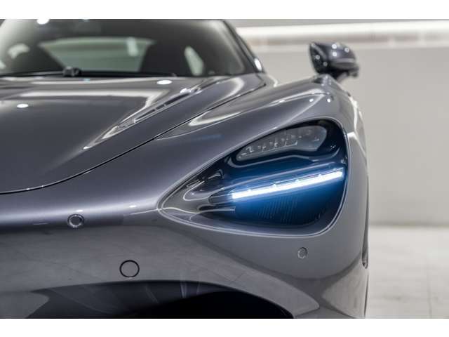 720Sとの違いをお気づきになりましたでしょうか。アイソケットがシャープになり小型化しております。750Sよりヘッドライトインナーをボディ同色に塗装することができるようになりました。