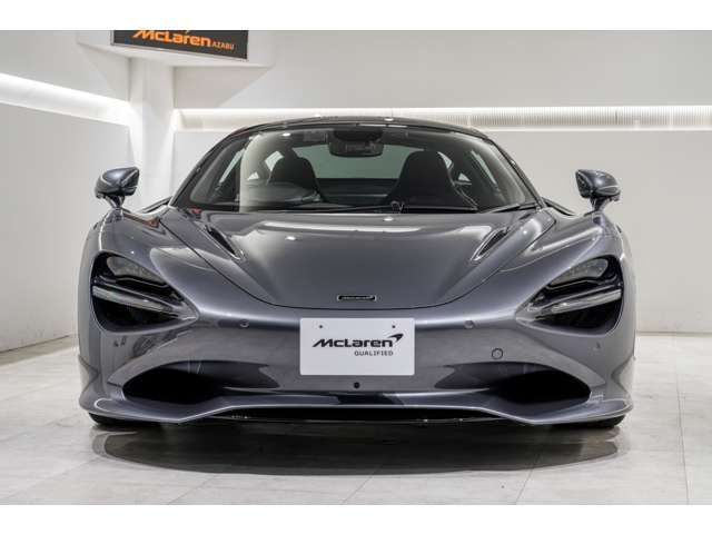 720Sとの大きな違いですが、ノーズ下部はフロント・スプリッターが拡大しより滑らかな印象を与えます。
