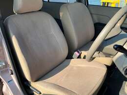 シートに目立つしわやへたりはありません！