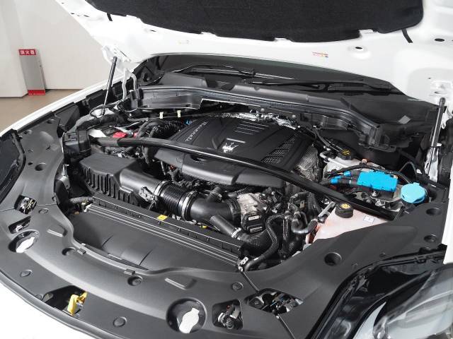マセラティ新時代の2リッターL4　ハイブリッドエンジン　300馬力（カタログ値）。是非店頭でその走りやエギゾーストを、肌で、耳でご体感ください。