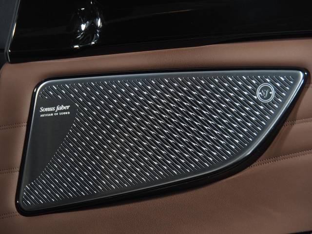 ソナスファベールのスピーカーが標準装備。イタリア発のオーディオブランドで音の工房を意味します。