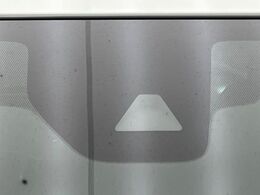 【インテリジェントエマージェンシーブレーキ】フロントカメラで前方の車両や歩行者を検知。衝突しそうな時は衝突被害軽減ブレーキが作動、衝突回避をサポート。より安全にドライブをお楽しみいただけます。