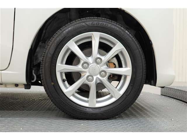 スタイリッシュな14インチアルミホイール♪　155/65R14