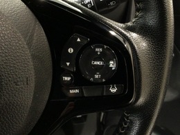 【アダプティブ・クルーズ・コントロール】予め設定した車速内でクルマが自動的に加減速。 前走車との適切な車間距離を維持しながら追従走行し、高速道路でのドライバーの疲労を軽減してくれる嬉しい機能付♪