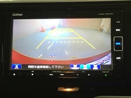 リバースギアに入れるだけで後方の表示へ切り替わります。夜間や雨の日の駐車も楽になりますよ。