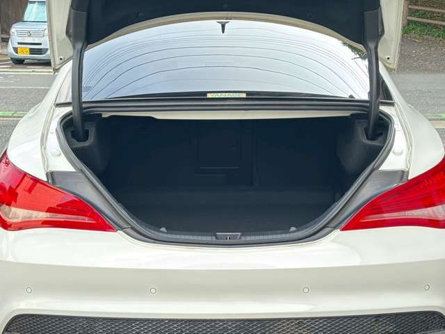 トランクスルーで大きな荷物の積載も可能でございます！