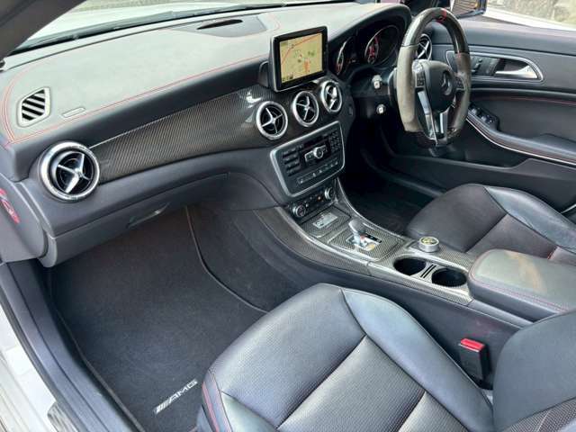 運転席、助手席共にキレイなシートです！