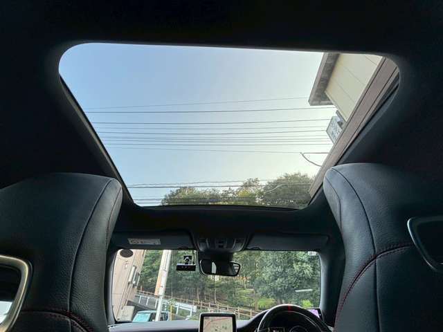 人気オプションのパノラミックサンルーフ装備車です！