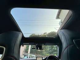 人気オプションのパノラミックサンルーフ装備車です！