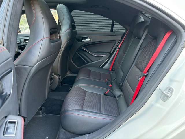 使用感少ない後席も非常にキレイです！