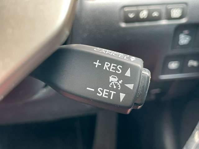 【レーダークルーズコントロール】装備車両です。レーダーやカメラを使って前を走るクルマの状況を検知して速度を調整してくれます。遠距離ドライブの高速道路などでは大活躍で疲労軽減に役立ちます。