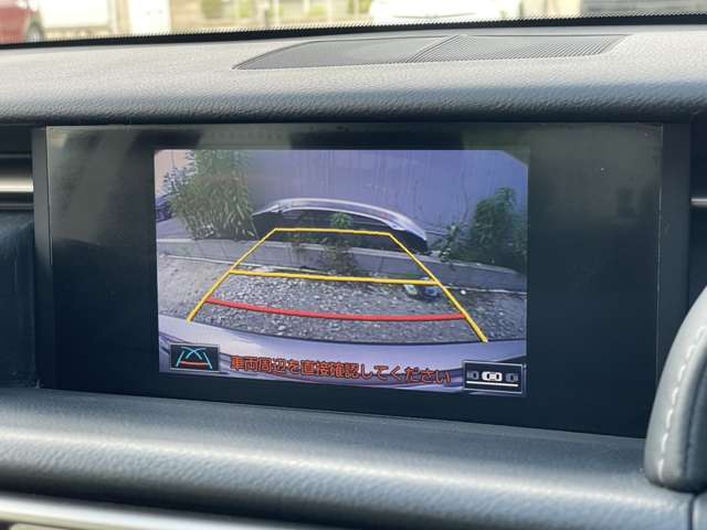 【カラーバックモニター】を装備しております。リアの映像がカラーで映し出されますので日々の駐車も安心安全です。
