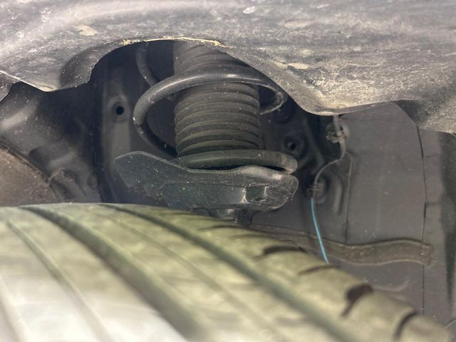 お車を安心してお乗りいただく為には、足回りの定期点検が欠かせません。サービスサポート（有償保証）では無料点検もご提供しており、安心のカーライフをお過ごしいただけるサポート体制が整っています。