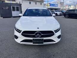 フロントグリル中央に大きく輝くスリーポインテッドスター。メルセデスベンツならではのステータスを強く感じる事ができます。