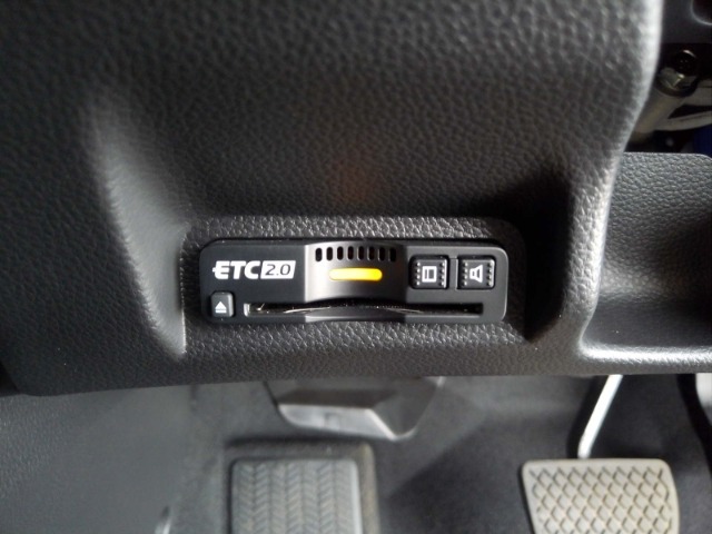 有料道路をキャッシュレスで通行できるETC車載器付きです。運転席足元に設置されています。ETCセットアップ費用は含まれておりません。別途必要となります。