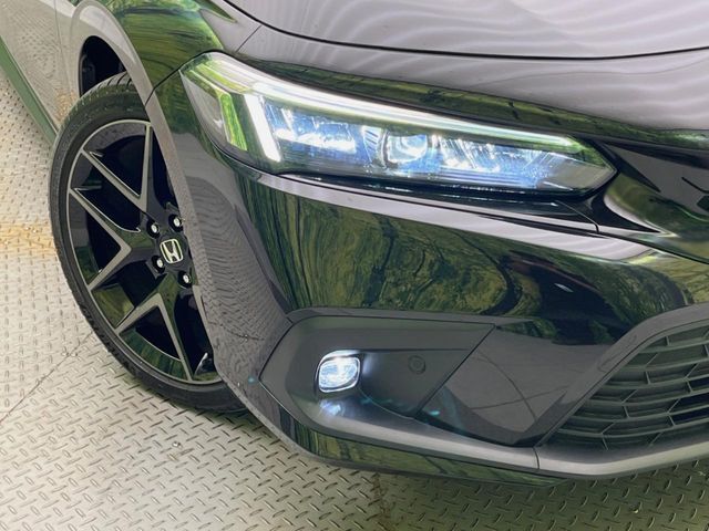【LEDヘッドライト】悪天候や夜間走行時も良好な視界を確保し安心して運転できる高輝度LEDヘッドライトを装備！点灯速度が早く、消費電力も抑えられています。