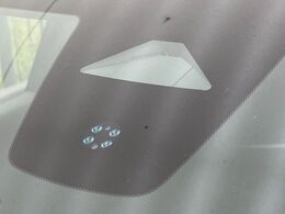 【ホンダセンシング】走行中に前方の車両等を認識し、衝突しそうな時は警報とブレーキで衝突回避と被害軽減をアシスト。より安全にドライブをお楽しみいただけます。
