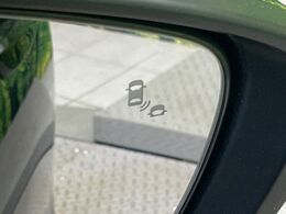 【ブラインドスポットインフォメーション】走行中、ドアミラーの死角になりやすい箇所に後続車が接近するとサイドミラー付近に警告を表示、ドライバーに注意喚起をしてくれます。