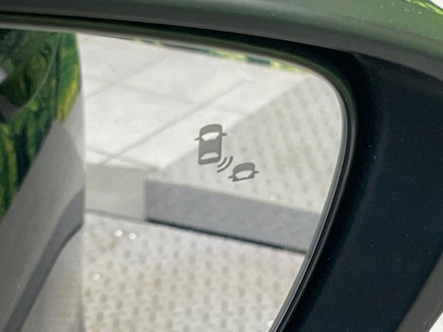 【ブラインドスポットインフォメーション】走行中、ドアミラーの死角になりやすい箇所に後続車が接近するとサイドミラー付近に警告を表示、ドライバーに注意喚起をしてくれます。